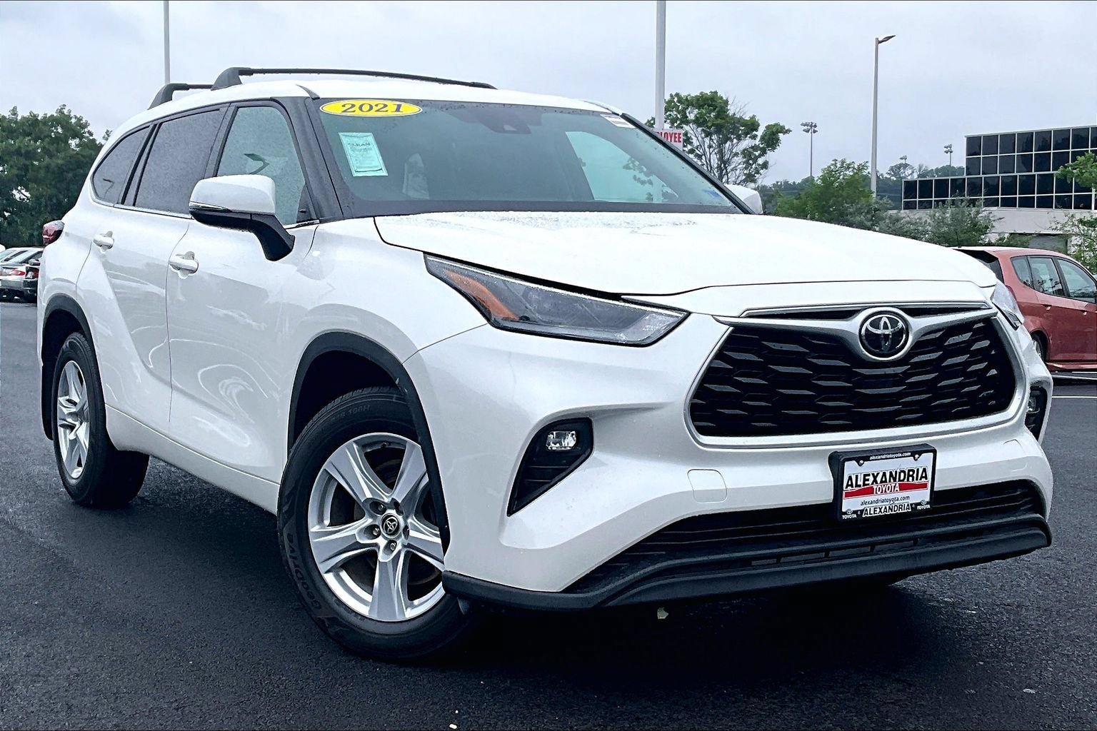 Used 2021 Toyota Highlander LE AWD/4WD image 2
