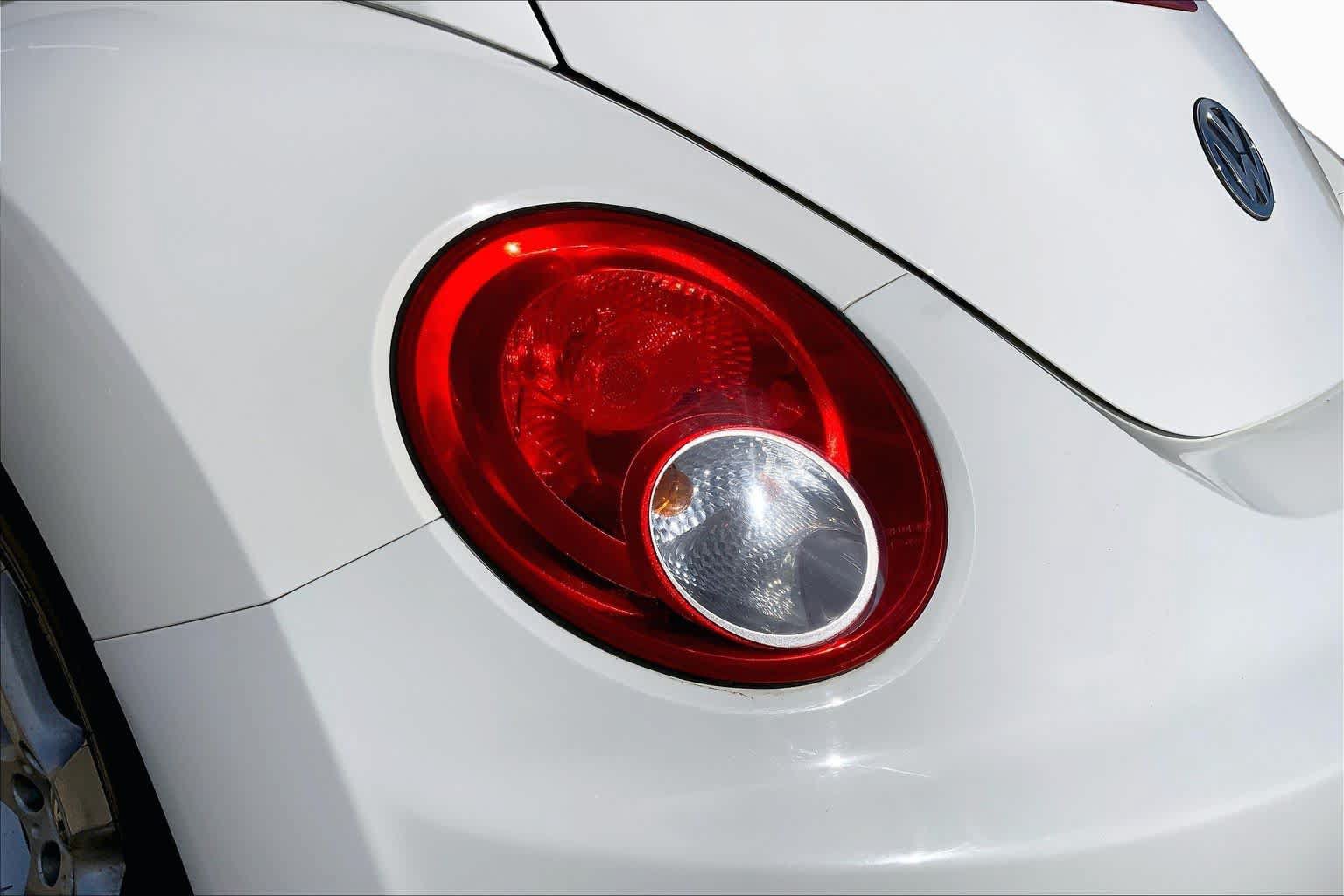 Used 2010 Volkswagen Beetle Coupe FWD image 26