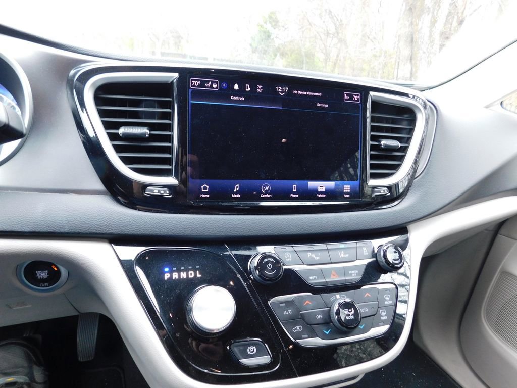 Used 2024 Chrysler Pacifica Touring-L image 9