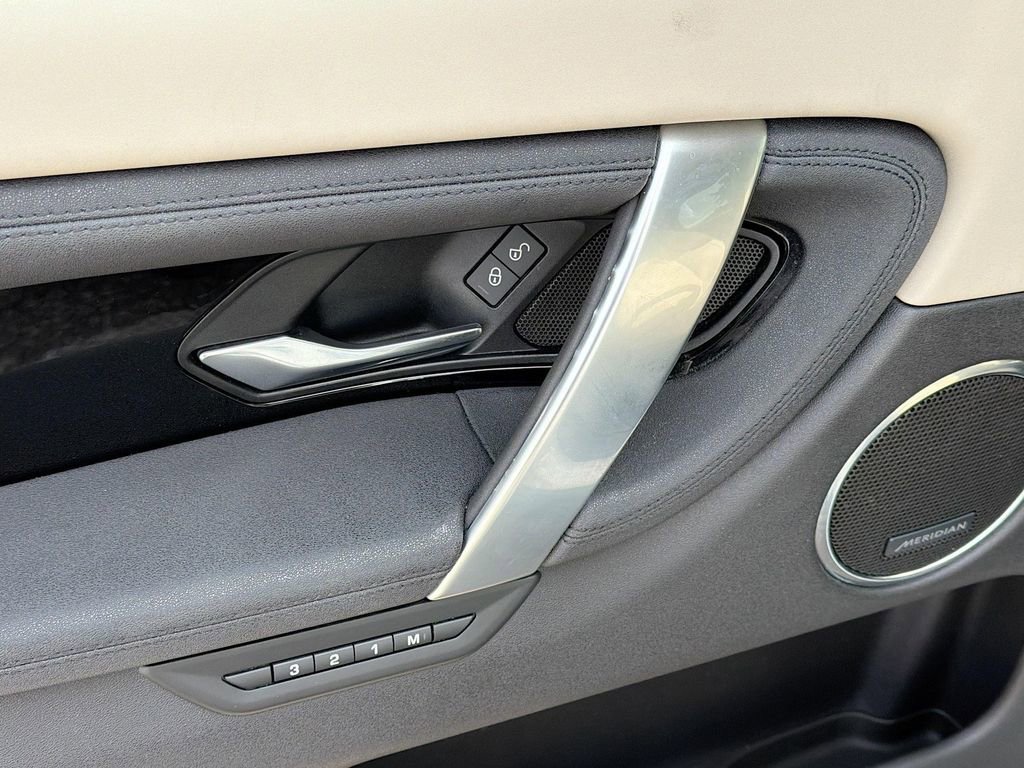 Used 2020 Land Rover Discovery Sport SE image 23