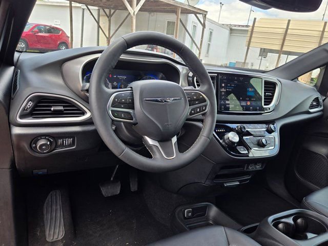 Used 2025 Chrysler Pacifica Select FWD image 15