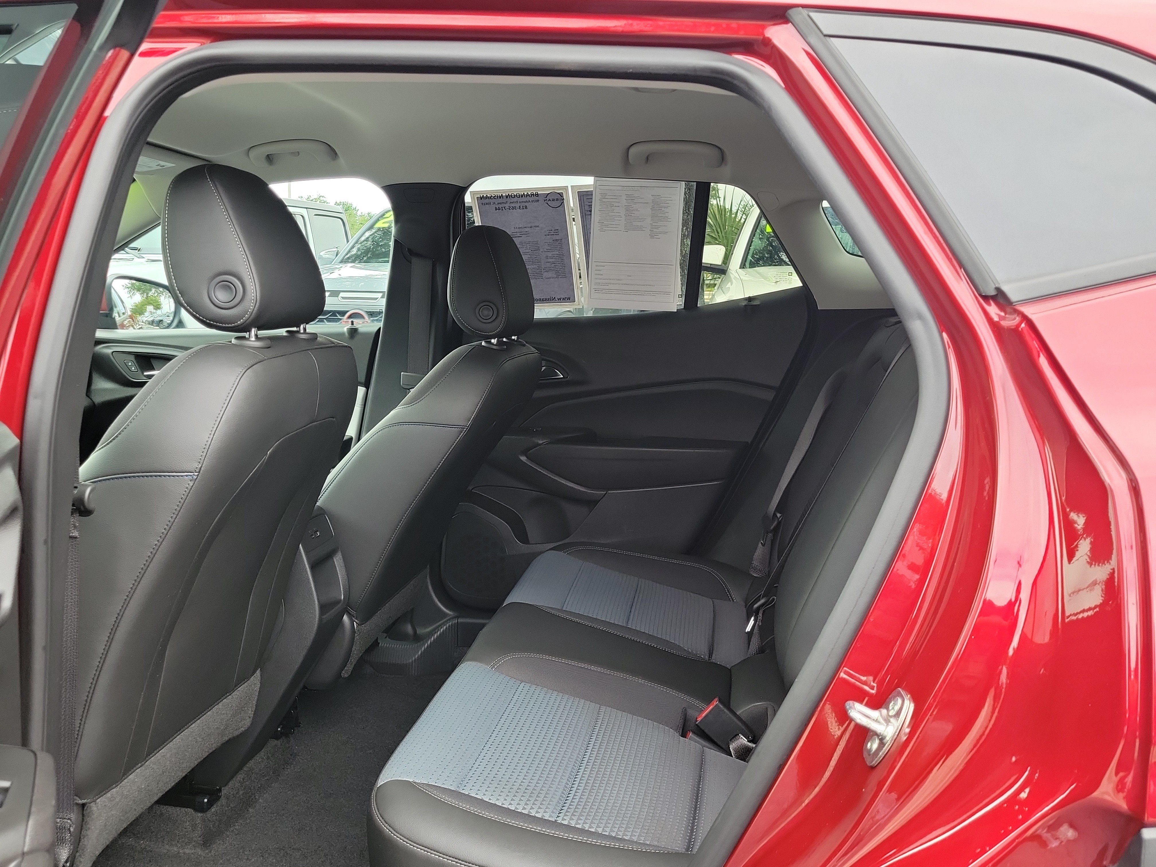 Used 2025 Chevrolet Trax LT w/ LT Convenience Package FWD image 11