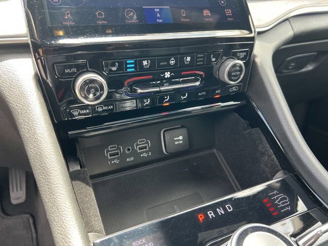 Certified 2022 Jeep Grand Cherokee Overland w/ Luxury Tech Group IV AWD/4WD image 34