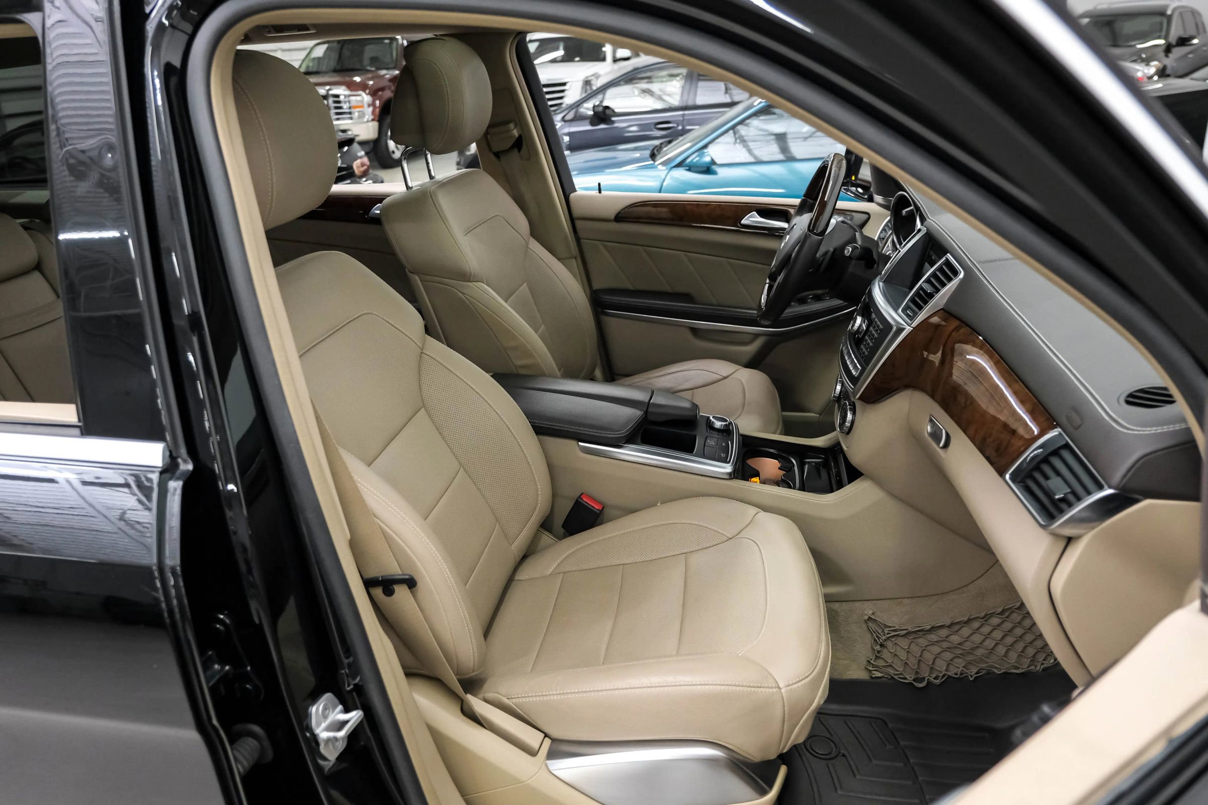 Used 2015 Mercedes-Benz GL 550 4MATIC image 26