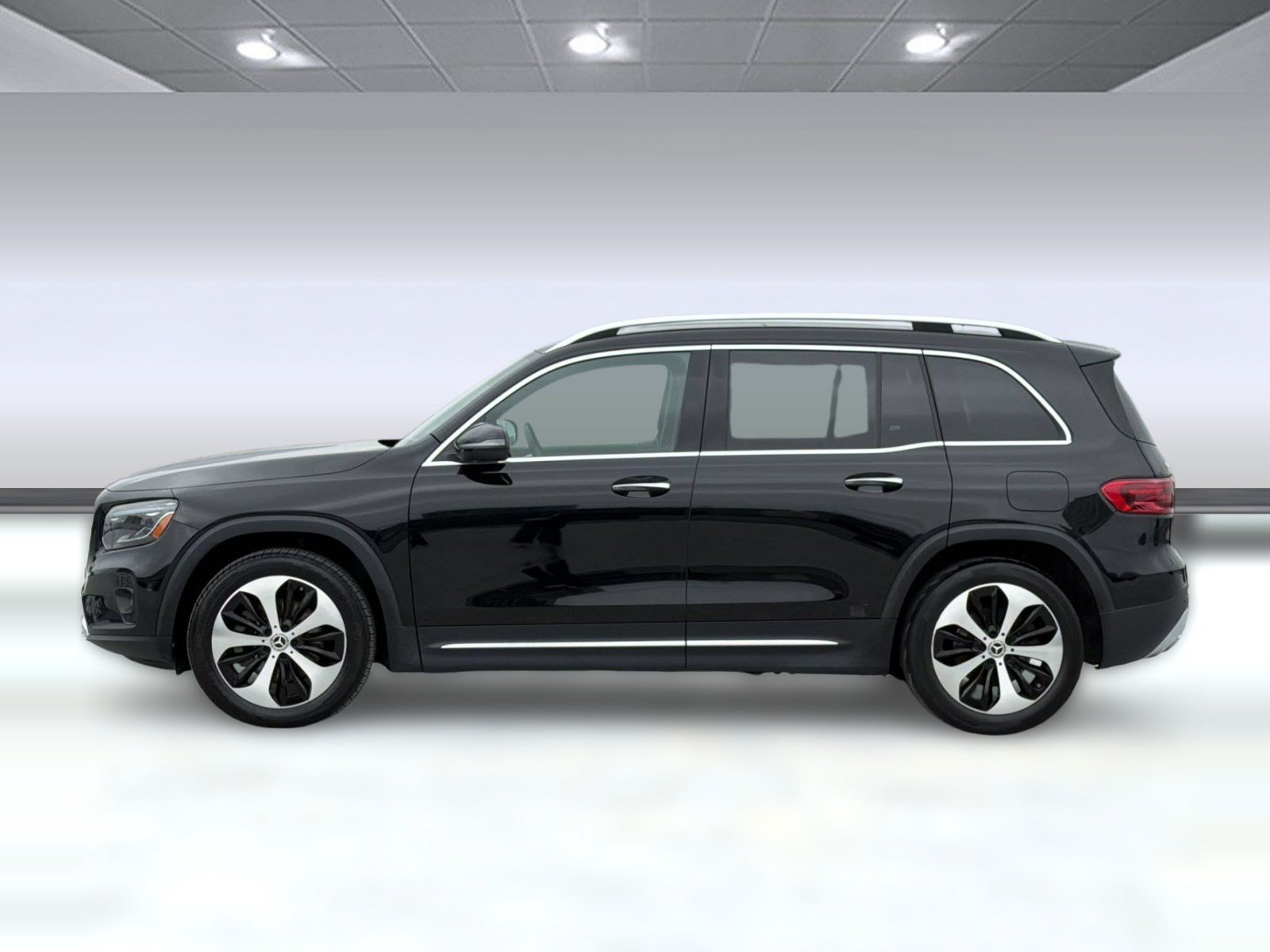 Used 2025 Mercedes-Benz GLB 250 4MATIC image 2