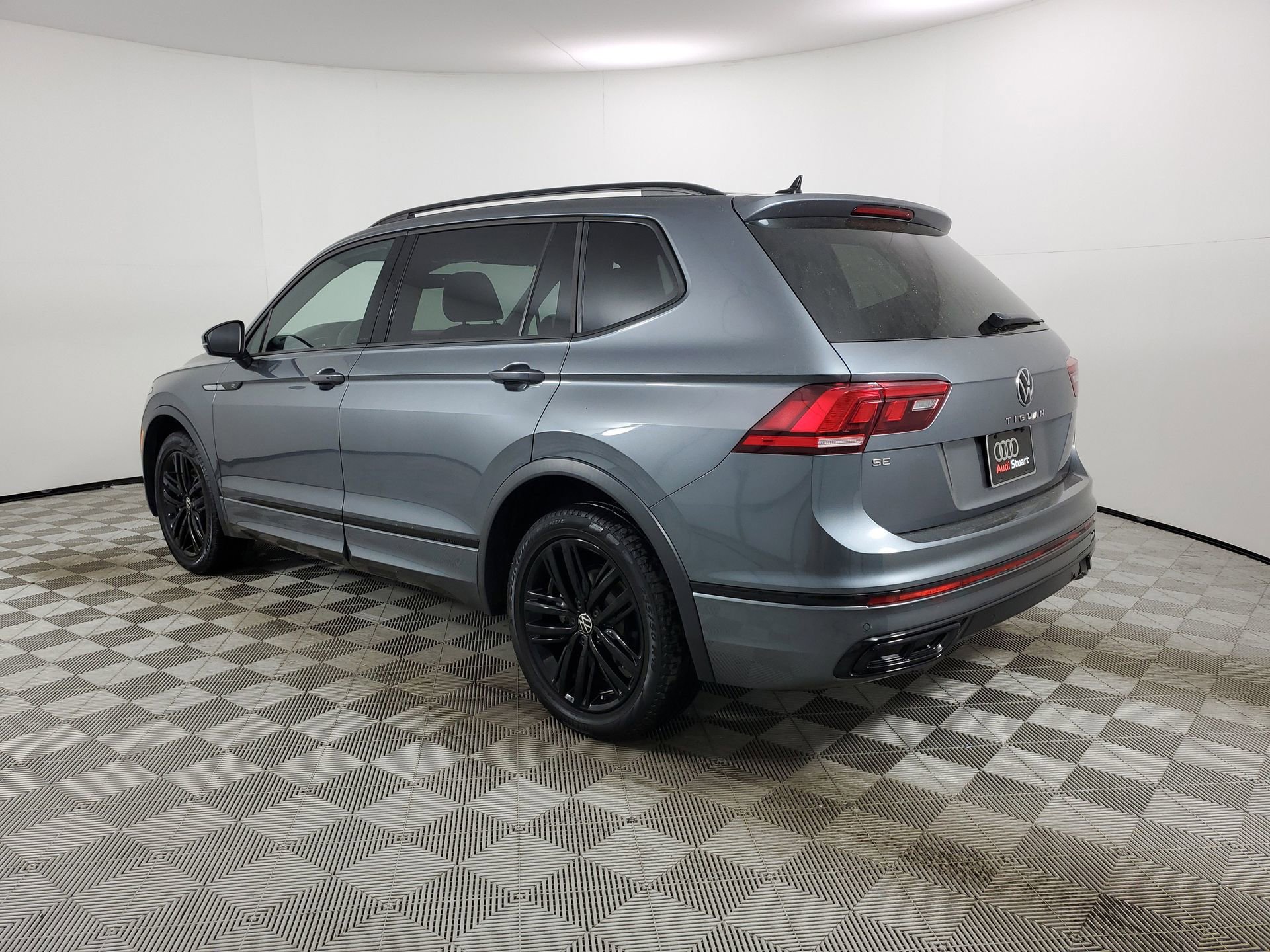 Used 2022 Volkswagen Tiguan SE R-Line image 7