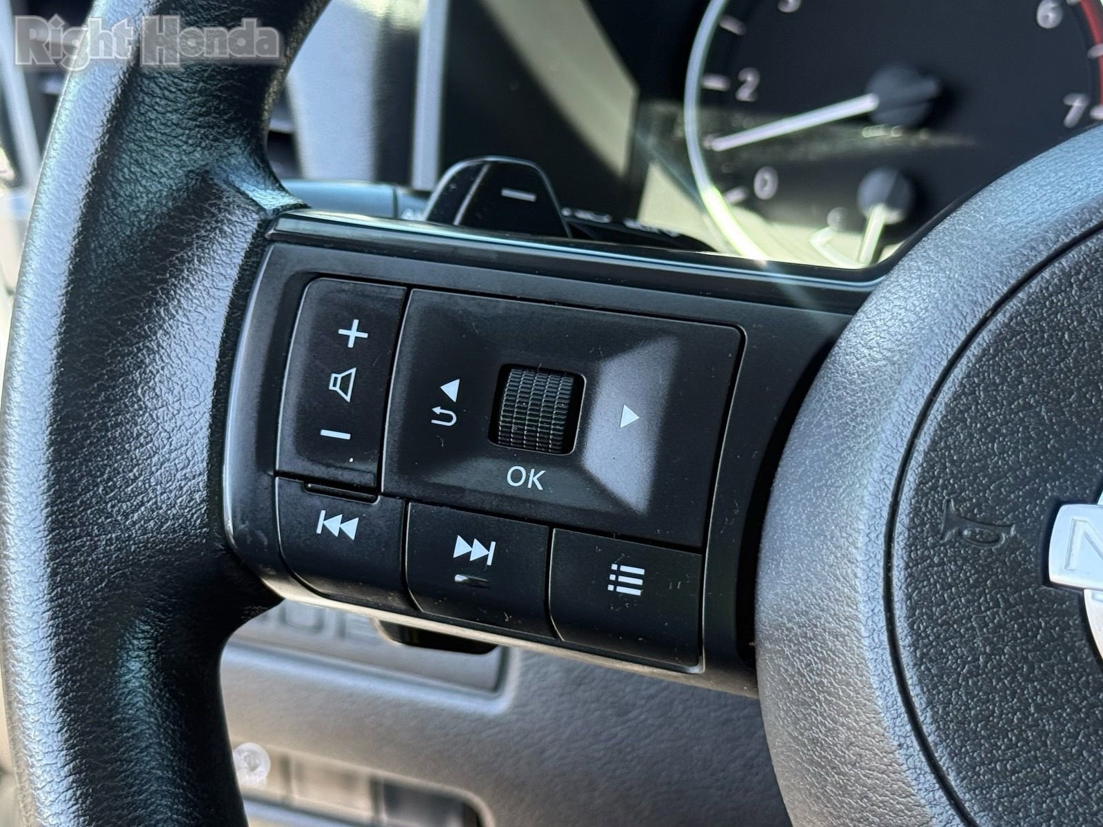 Used 2024 Nissan Rogue S image 17