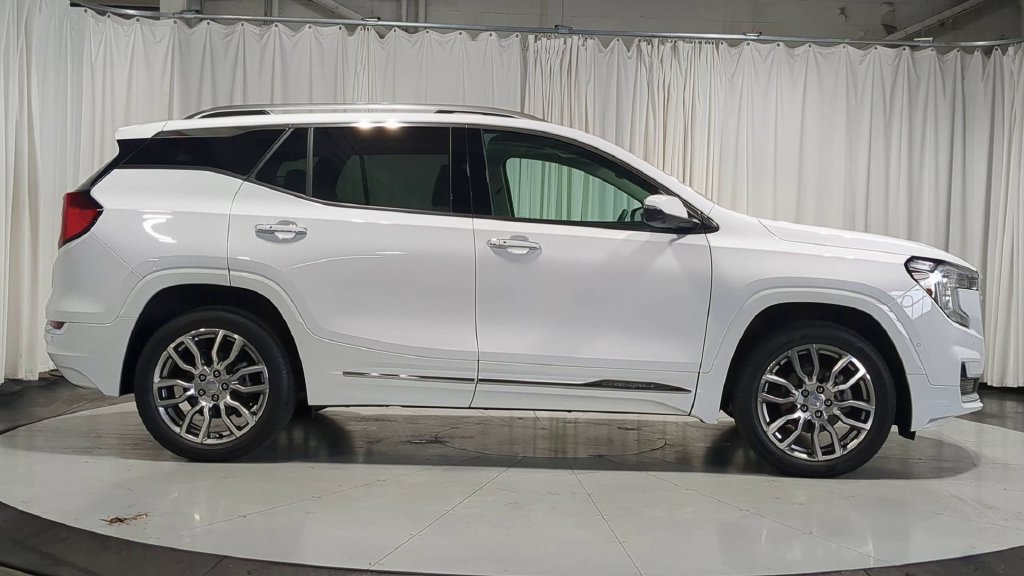 Used 2024 GMC Terrain Denali w/ Denali Premium Package AWD/4WD image 9