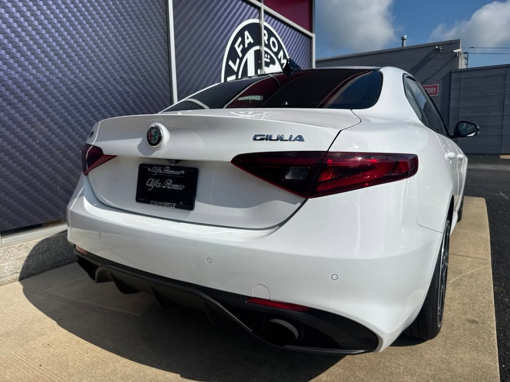 Used 2023 Alfa Romeo Giulia Veloce AWD/4WD image 7