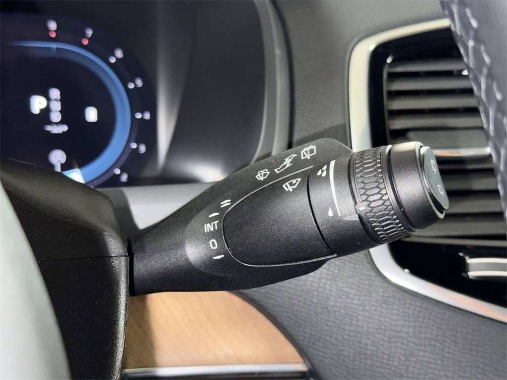 Certified 2025 Volvo XC90 B6 Plus image 29