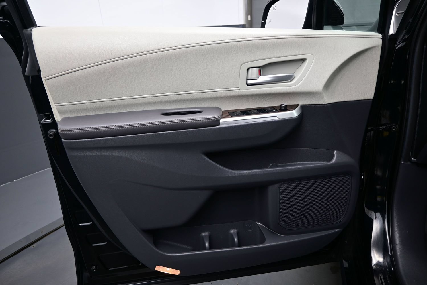 Used 2024 Toyota Sienna XLE FWD image 9