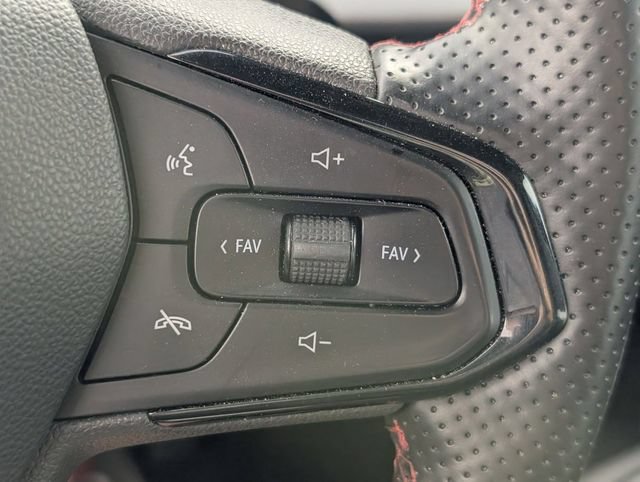 Used 2025 Chevrolet Trax RS FWD image 15