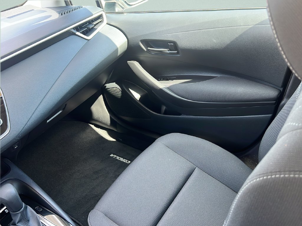 Used 2025 Toyota Corolla LE FWD image 12