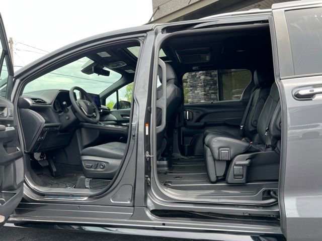 Used 2025 Toyota Sienna Limited image 6
