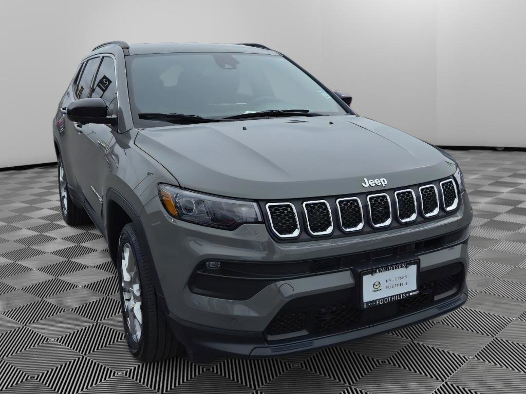 Used 2023 Jeep Compass Latitude image 1