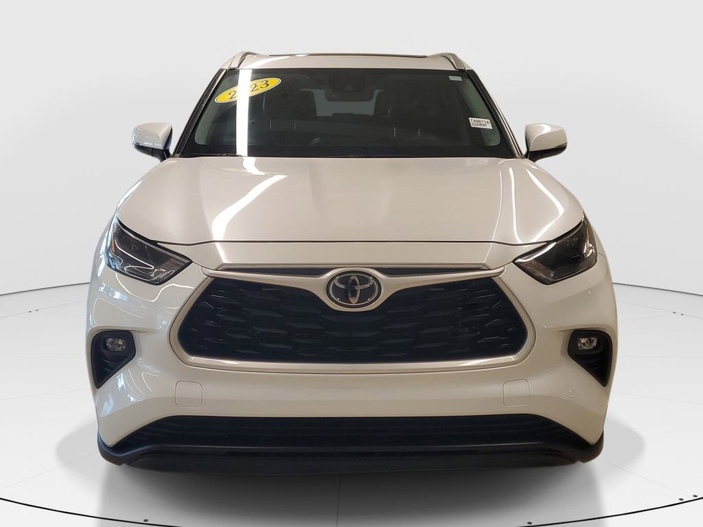 Used 2023 Toyota Highlander XLE image 2