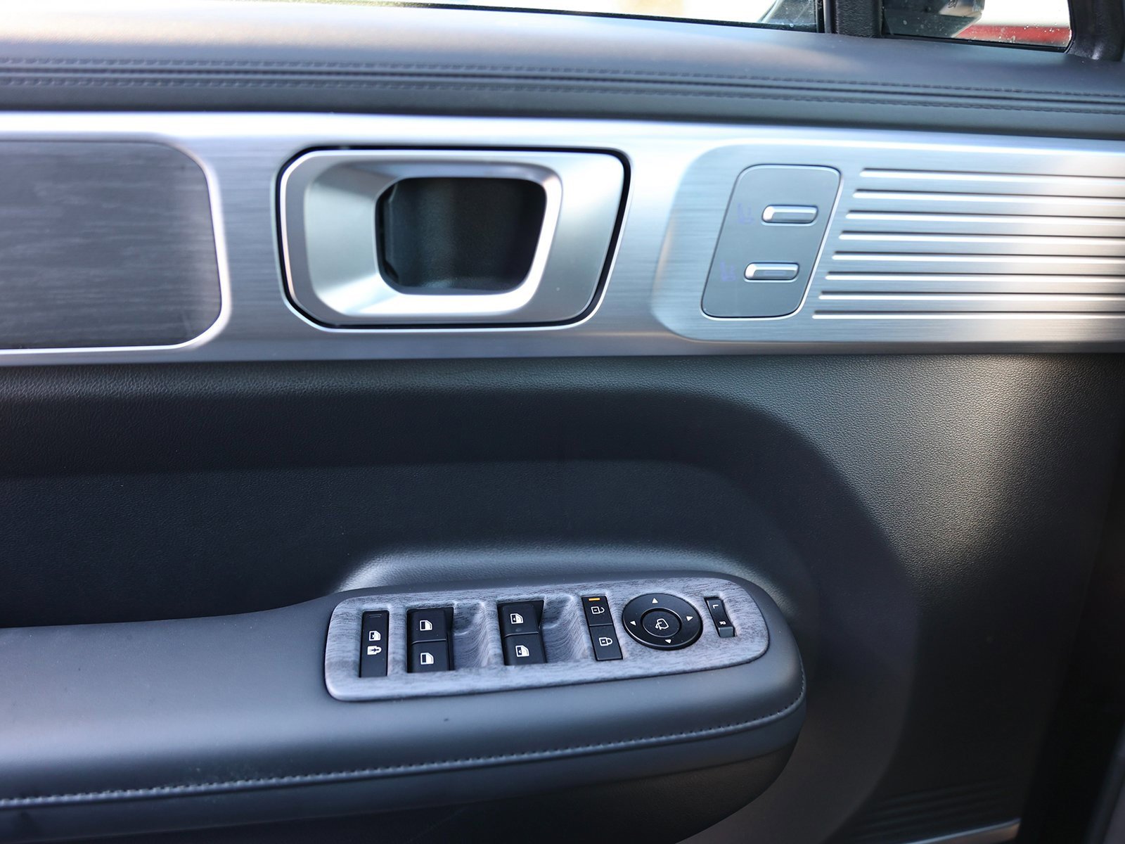 Certified 2025 Hyundai Santa Fe Limited image 36