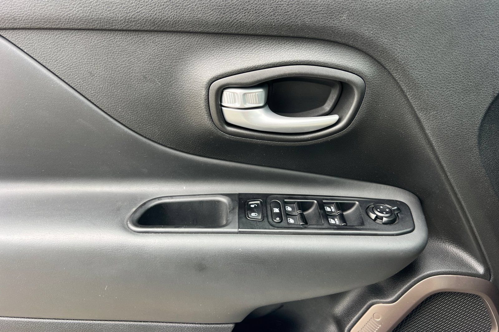 Used 2023 Jeep Renegade Latitude AWD/4WD image 12