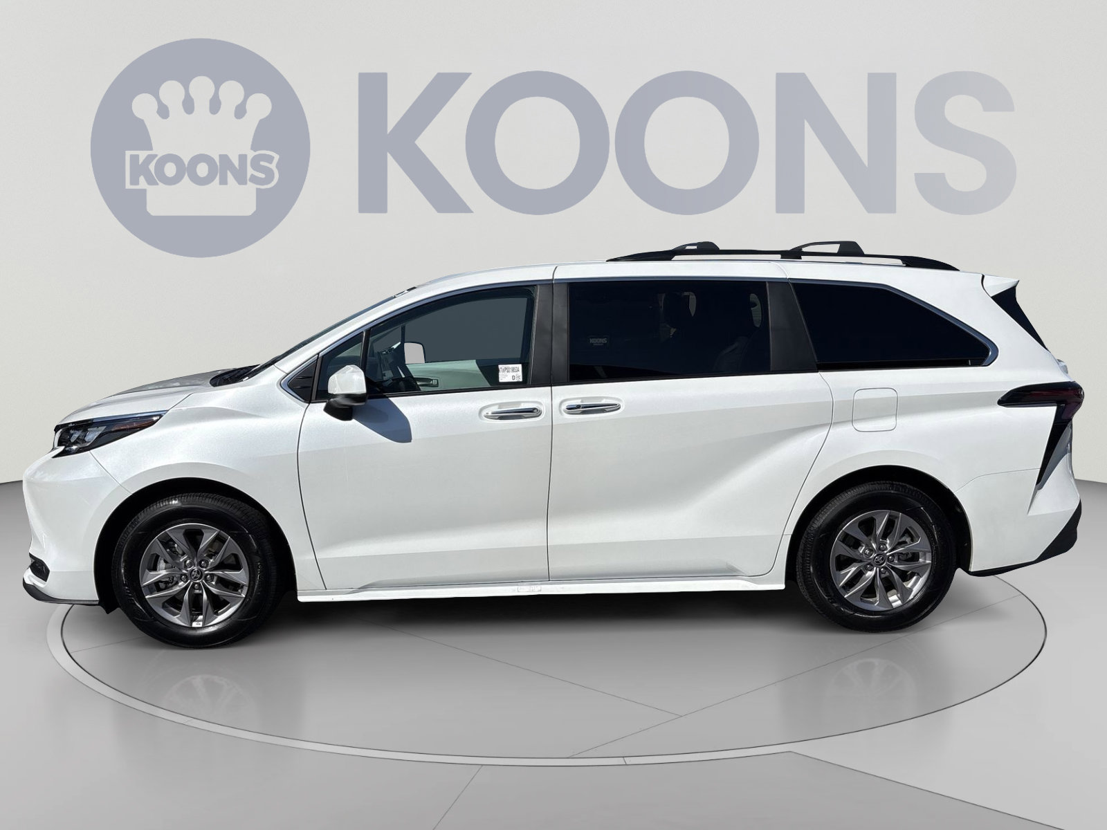 Used 2025 Toyota Sienna XLE AWD/4WD image 2