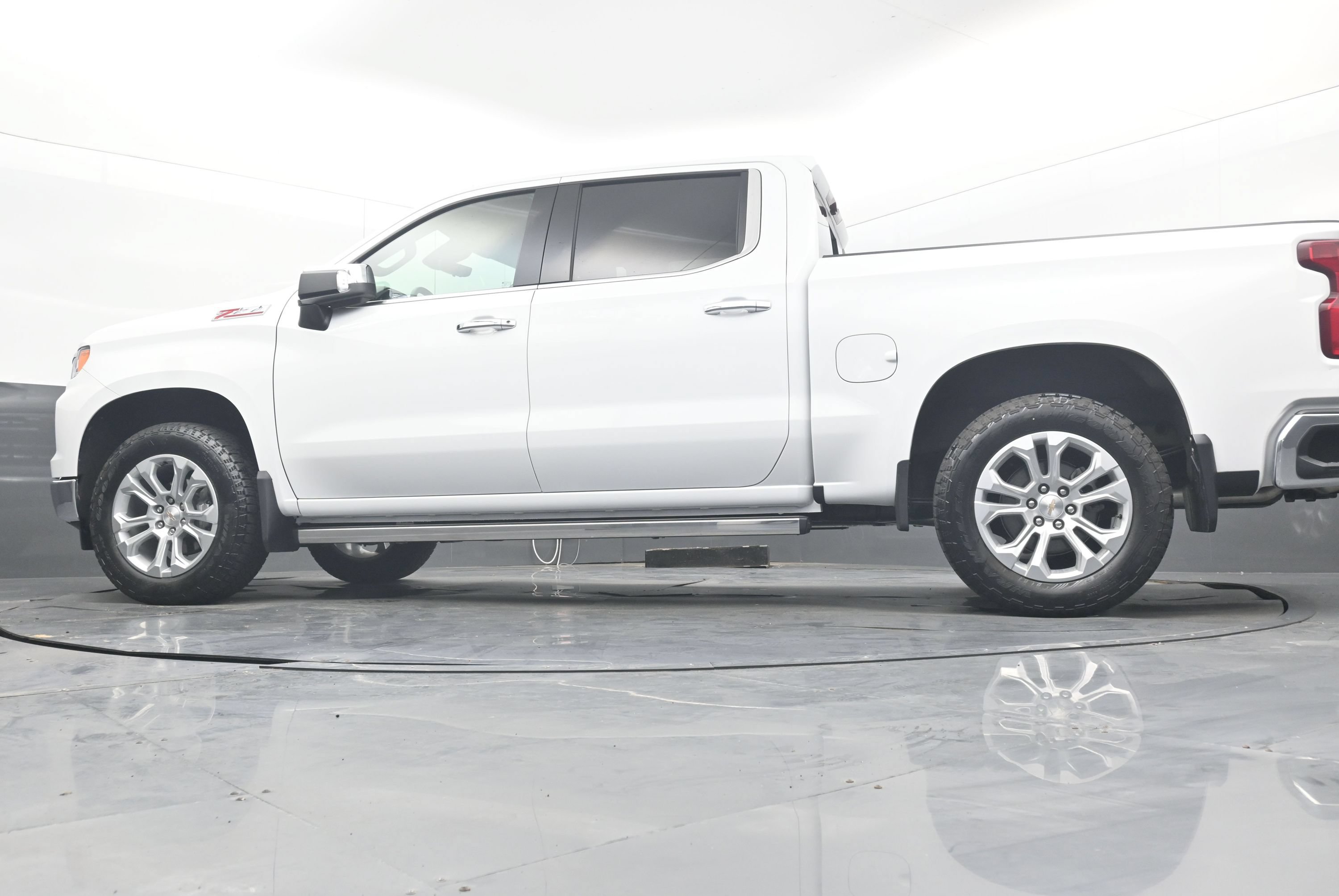 Used 2025 Chevrolet Silverado 1500 LTZ w/ LTZ Premium Package AWD/4WD image 23