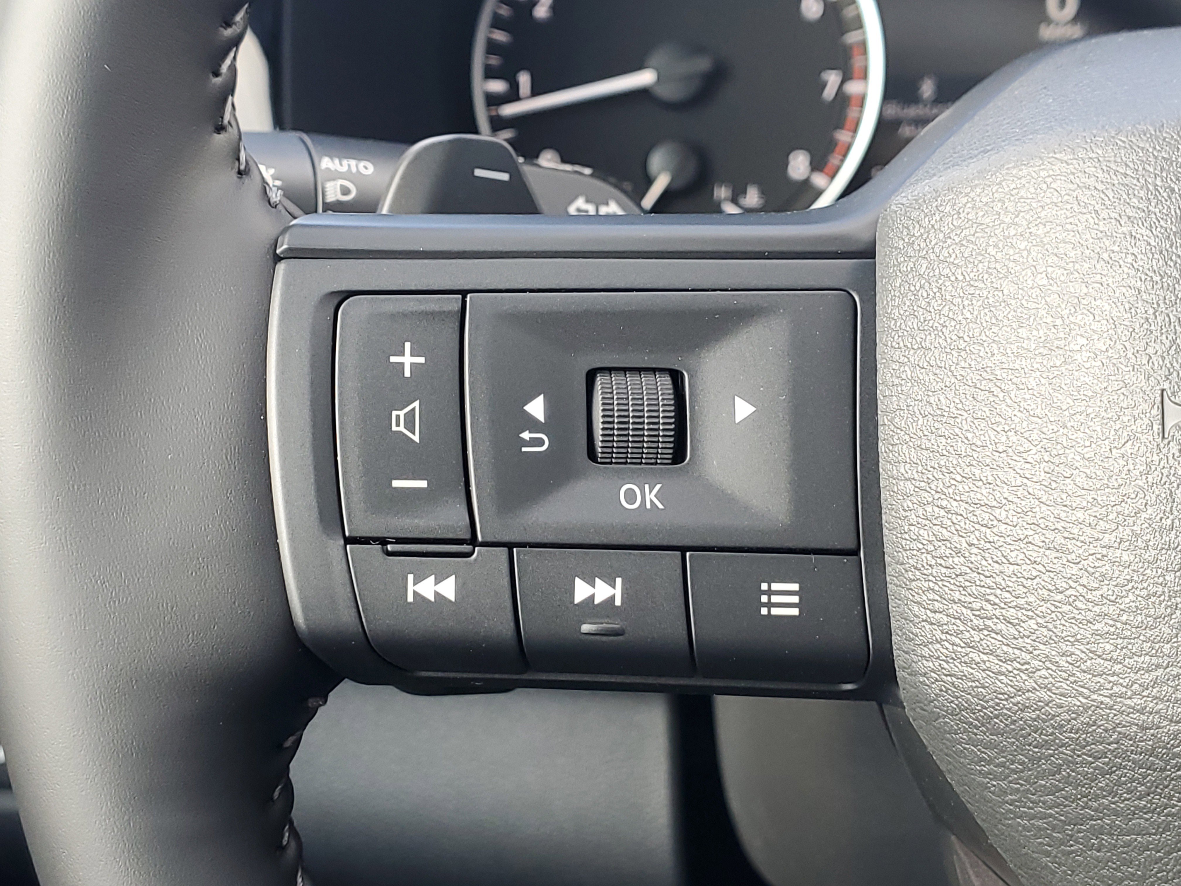 New 2026 Nissan Pathfinder SV w/ SV Premium Package image 9