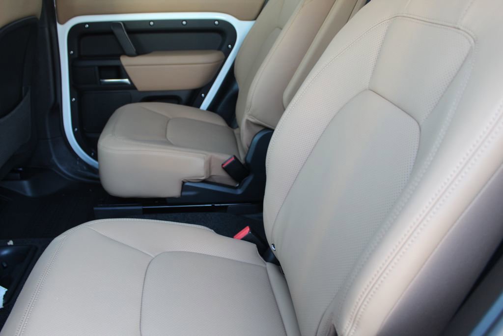 New 2026 Land Rover Defender 130 X-Dynamic SE image 4