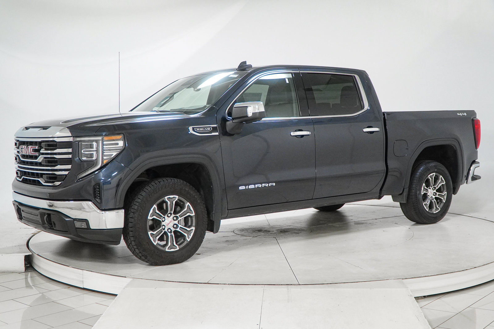 Used 2025 GMC Sierra 1500 SLT AWD/4WD image 3