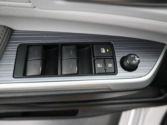 Used 2025 Toyota Sienna XLE w/ XLE Plus Package image 9