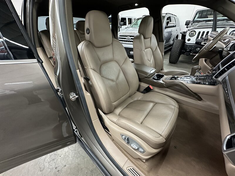 Used 2013 Porsche Cayenne Diesel AWD/4WD image 30