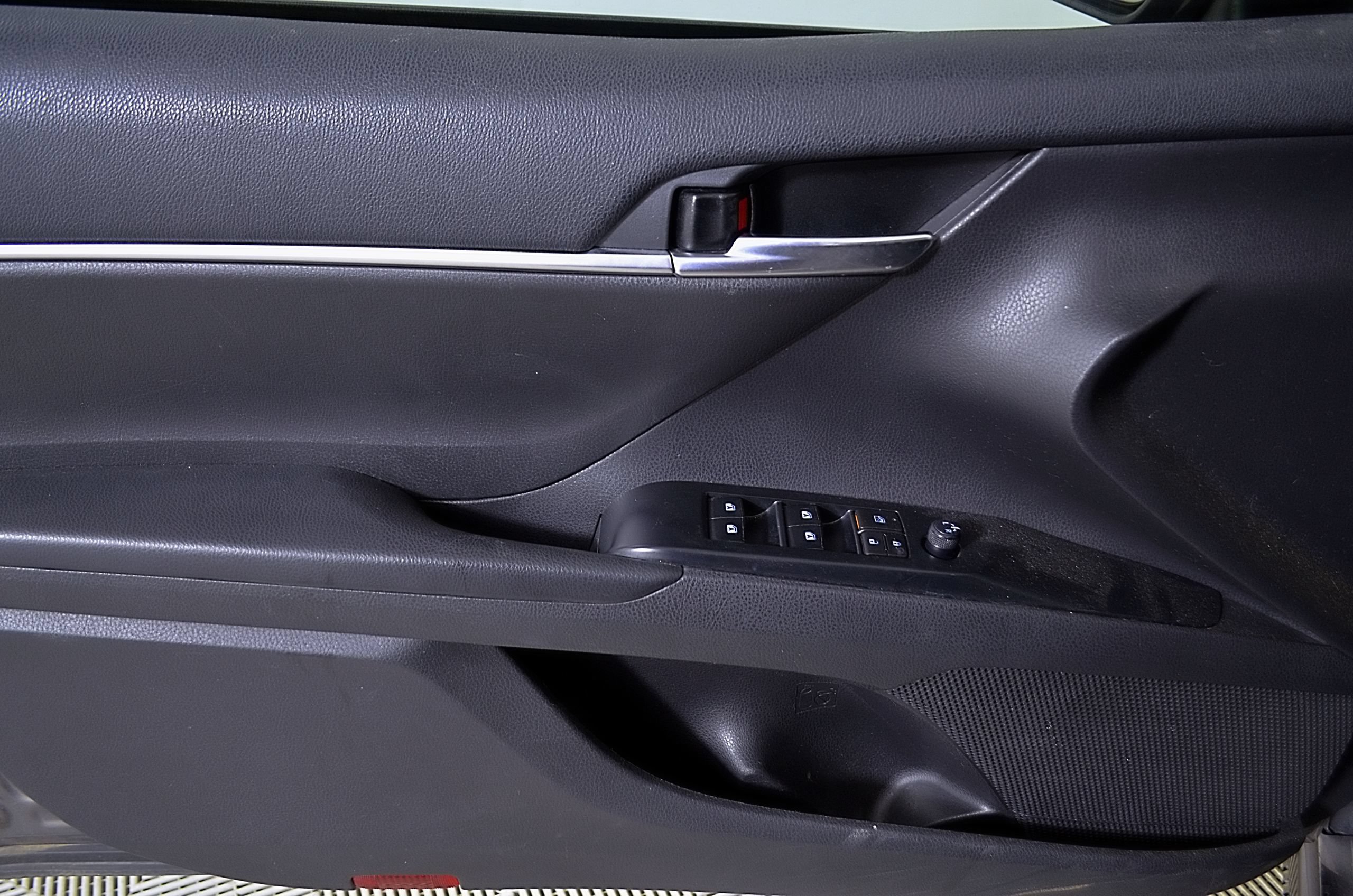 Used 2020 Toyota Camry SE FWD image 15