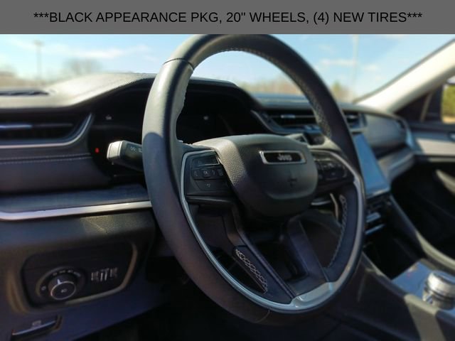 Used 2023 Jeep Grand Cherokee Limited w/ Black Appearance Package AWD/4WD image 17