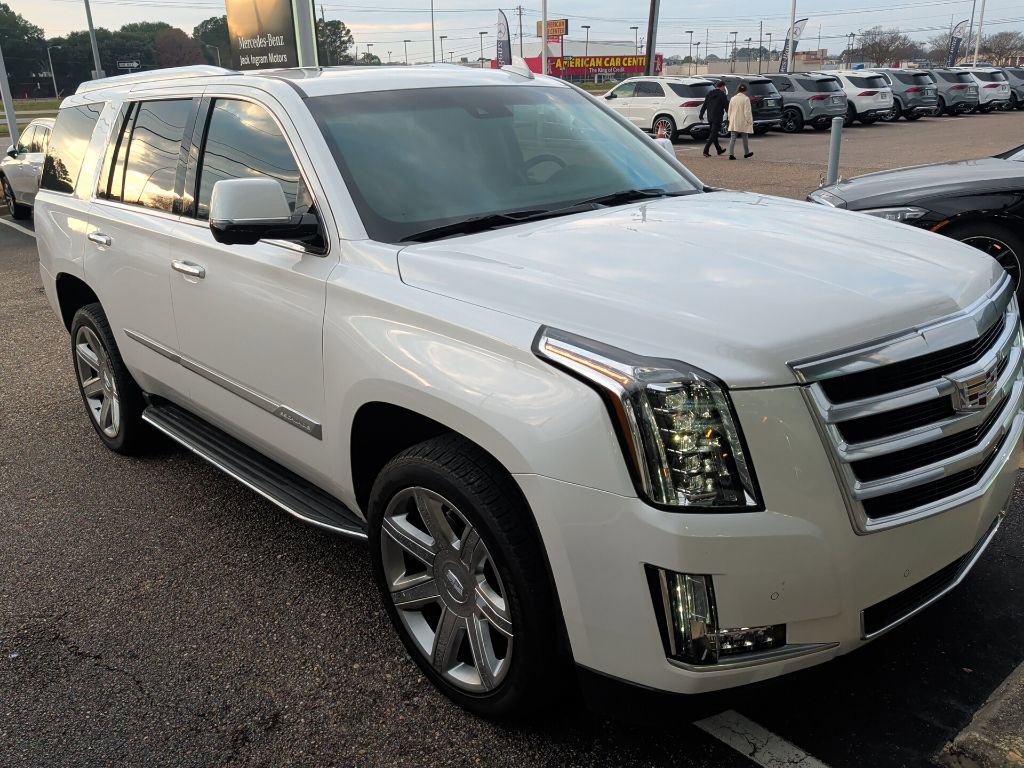 Used 2016 Cadillac Escalade Luxury image 3