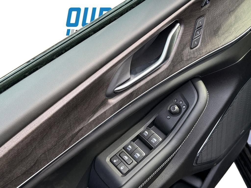 New 2025 Jeep Grand Cherokee Overland w/ Luxury Tech Group IV AWD/4WD image 17