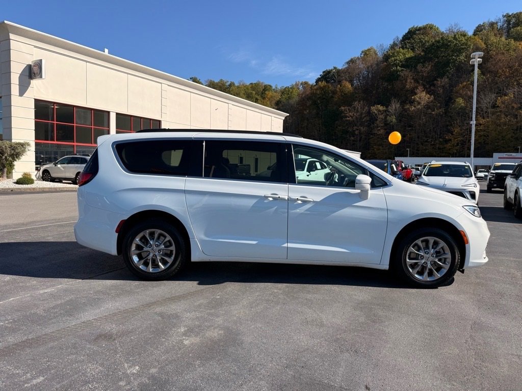 Used 2022 Chrysler Pacifica Touring-L image 3