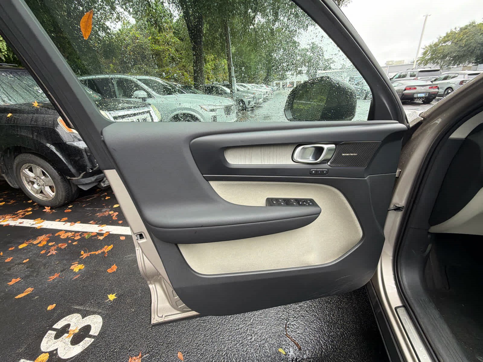 Certified 2024 Volvo XC40 B5 Plus w/ Climate Package AWD/4WD image 24