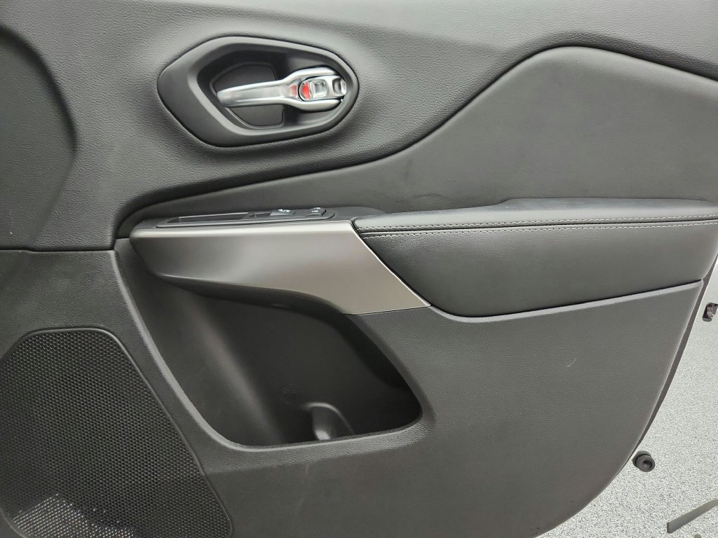 Used 2019 Jeep Cherokee Limited AWD/4WD image 35
