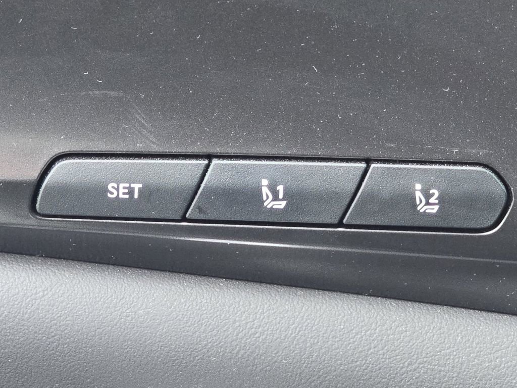 Used 2025 Kia Carnival SX w/ SX Dark Edition Package image 24