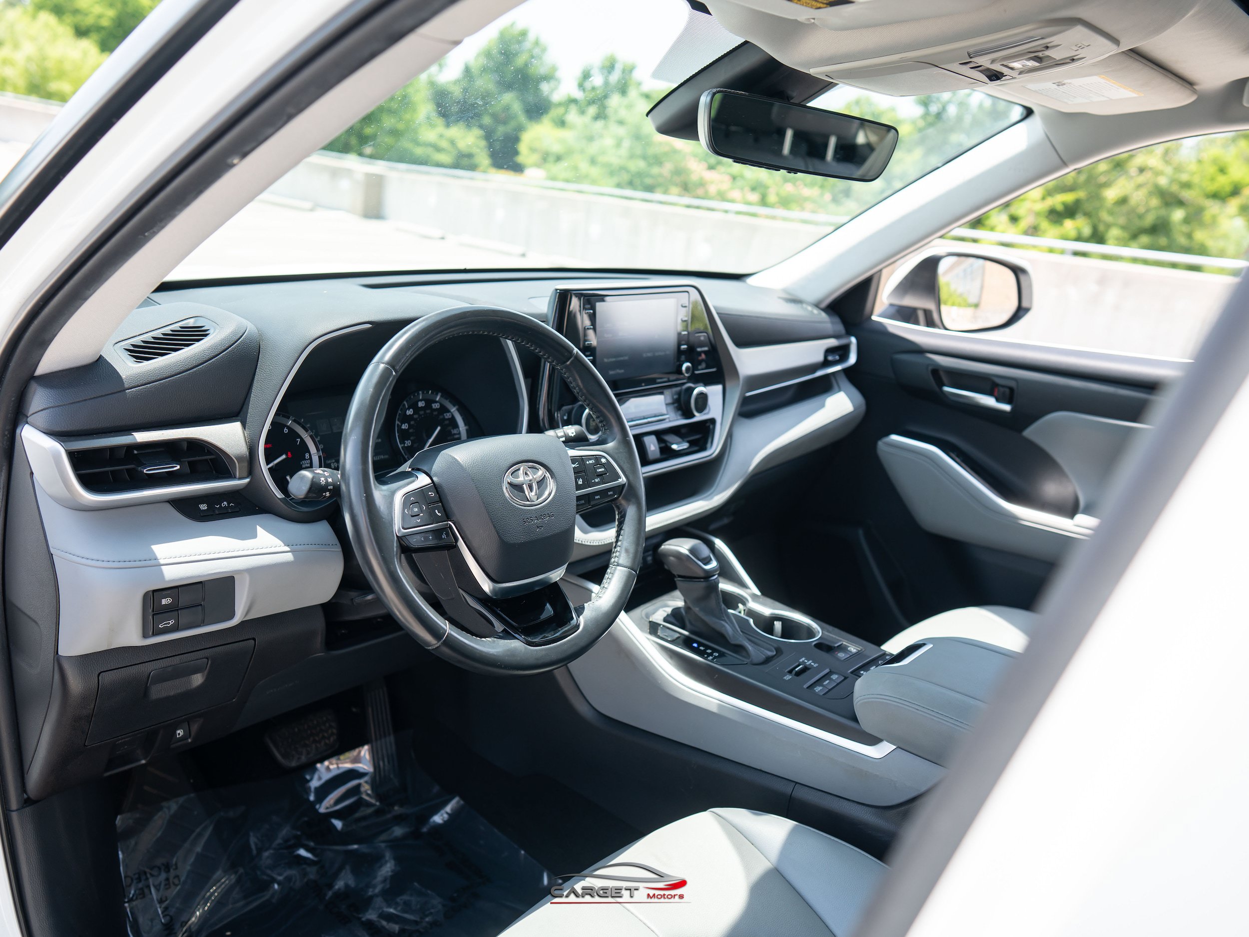 Used 2021 Toyota Highlander XLE AWD/4WD image 13