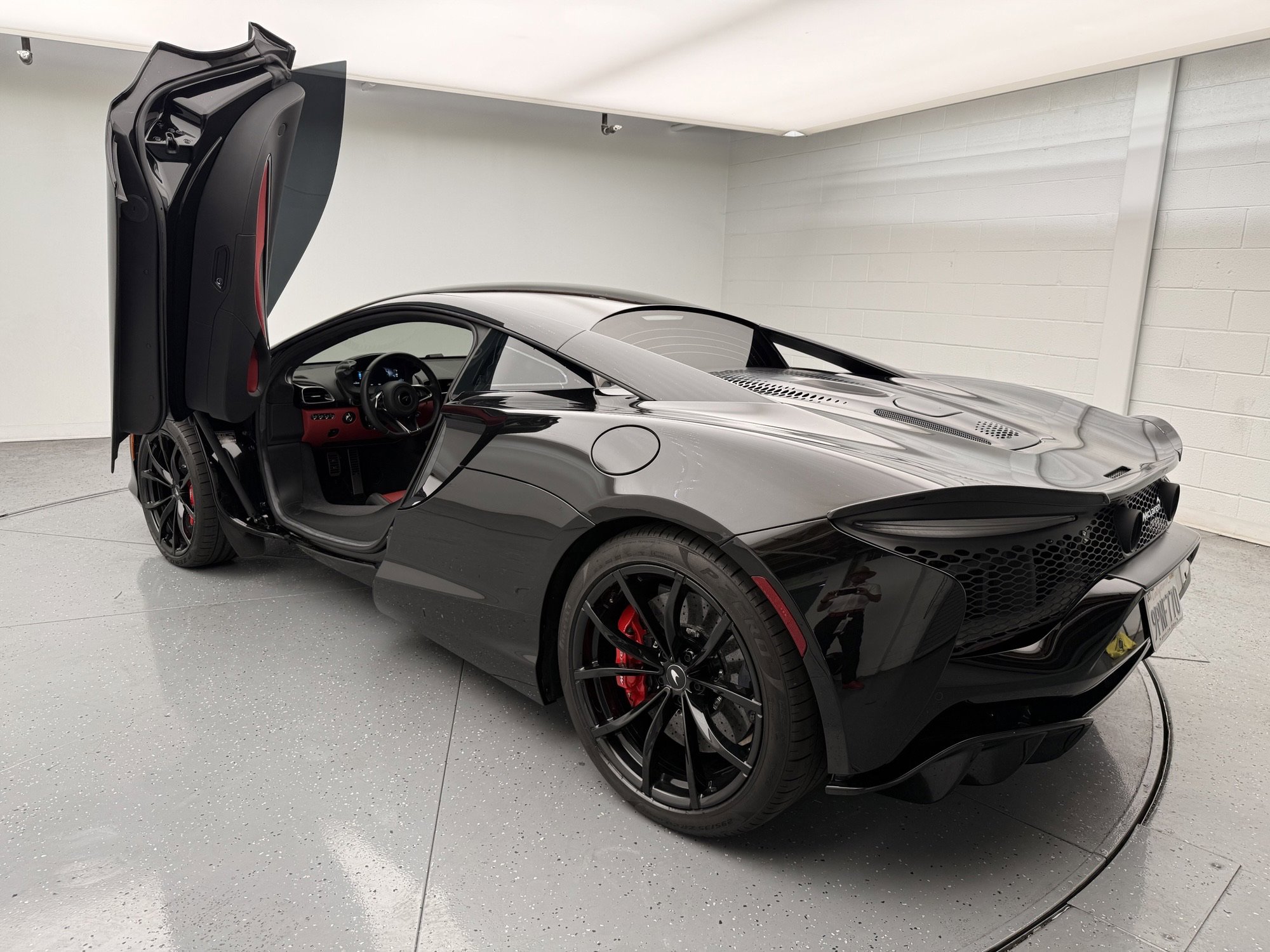 Used 2024 McLaren Artura image 4