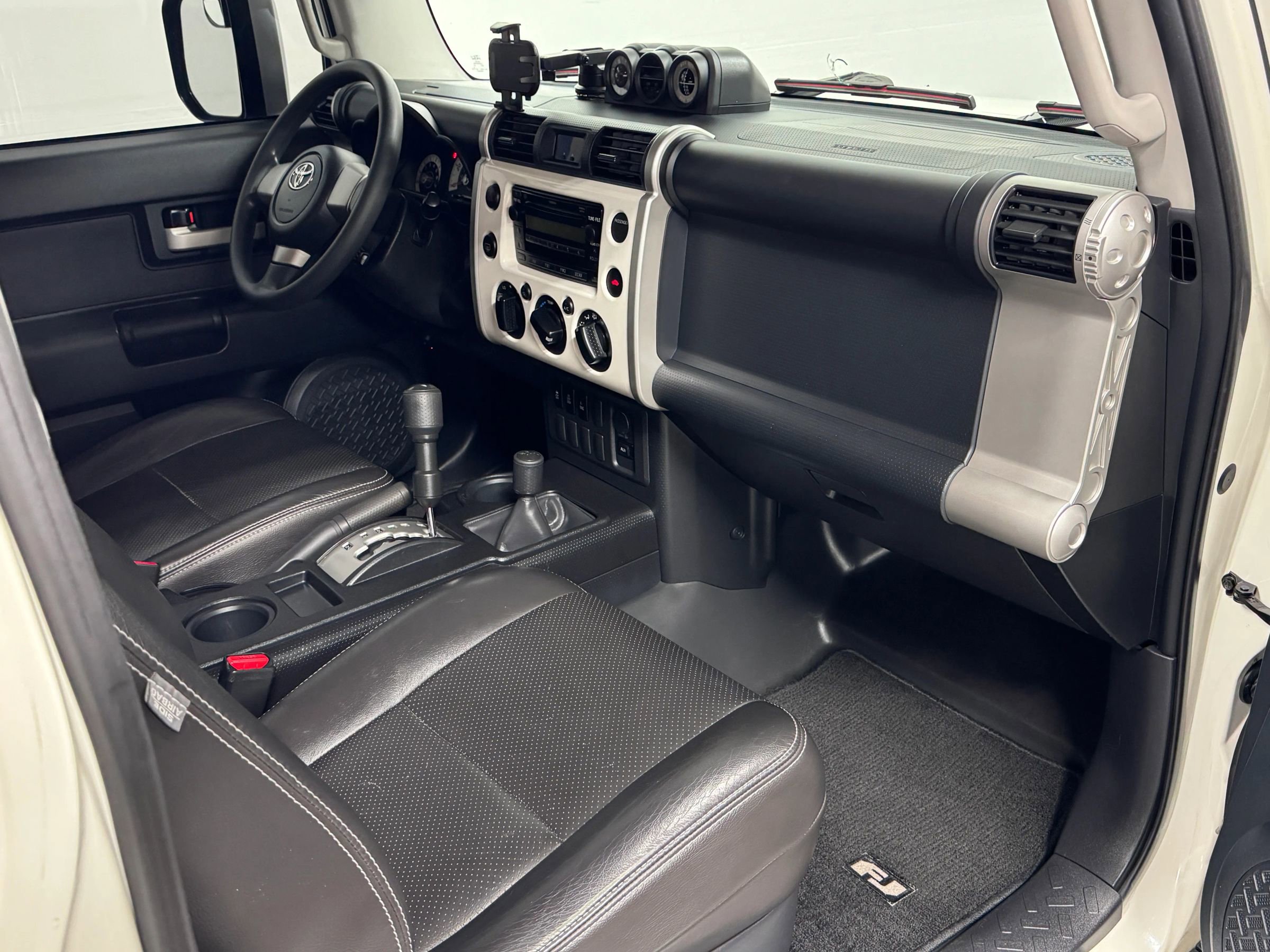 Used 2010 Toyota FJ Cruiser Sport Utility 2D AWD/4WD image 8