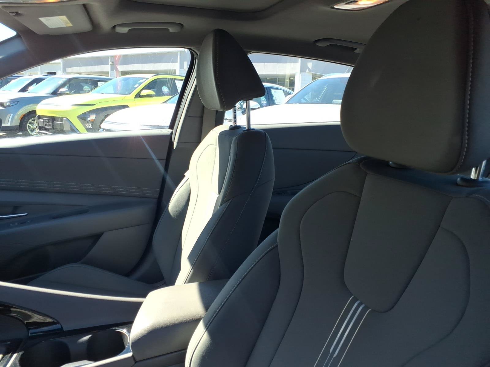 Used 2025 Hyundai Elantra SEL FWD image 14