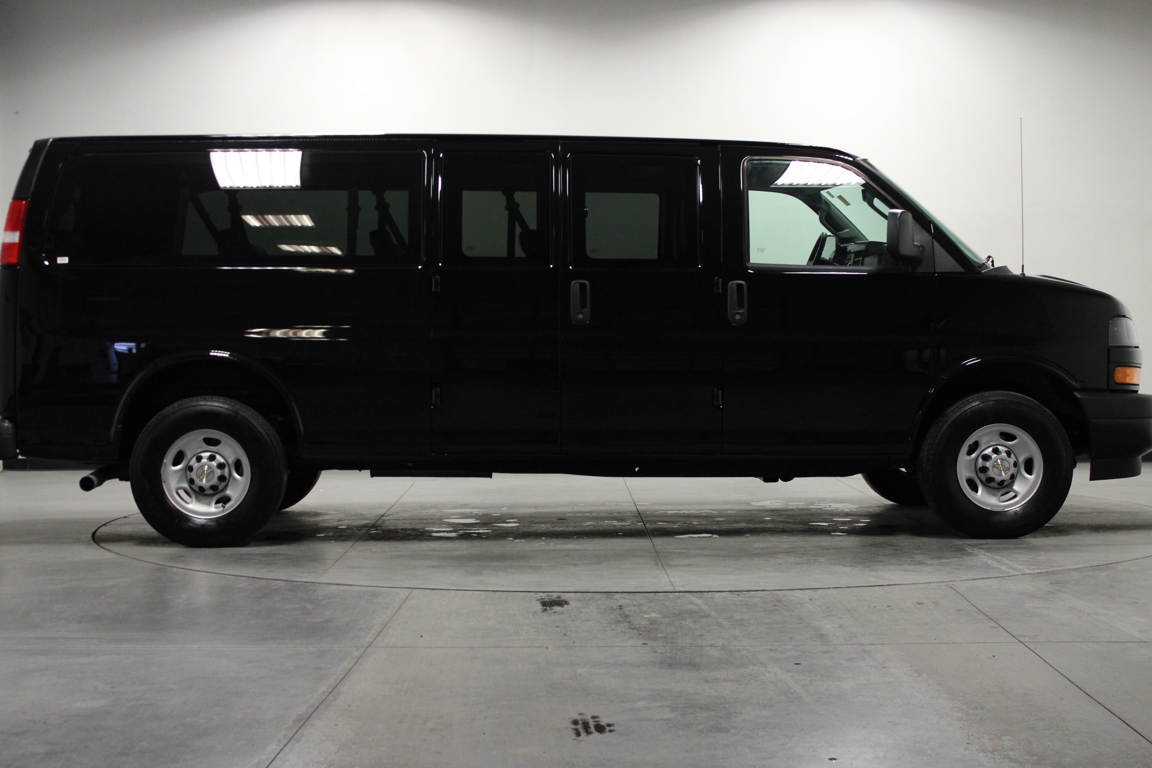 Used 2025 Chevrolet Express 3500 LS RWD image 3