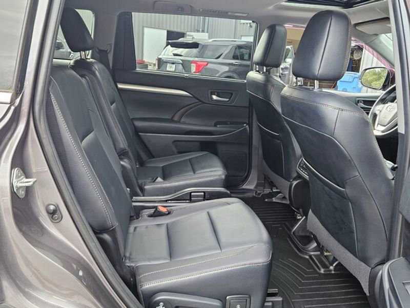 Used 2019 Toyota Highlander XLE image 20
