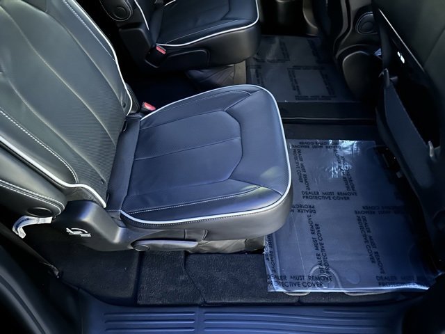 Used 2023 Chrysler Pacifica Limited w/ S Appearance Package image 16
