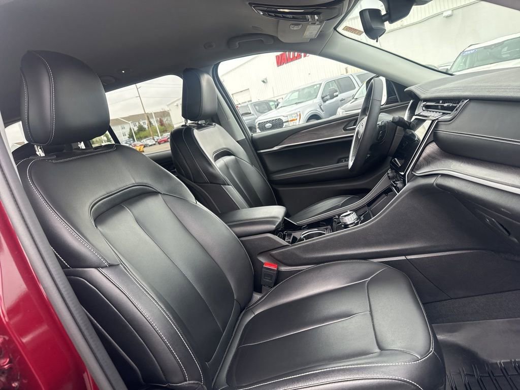 Used 2023 Jeep Grand Cherokee Limited w/ Black Appearance Package image 33