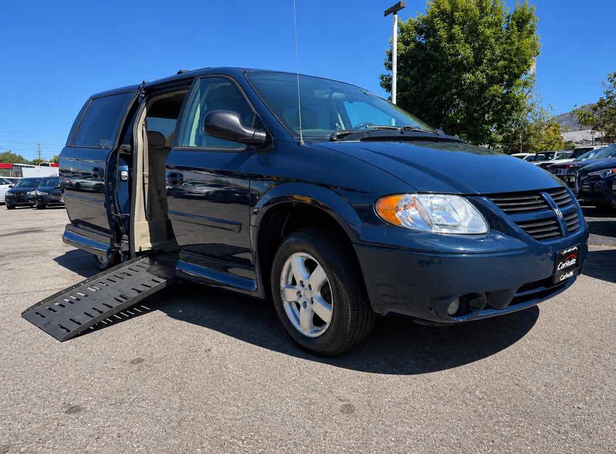 Used 2007 Dodge Grand Caravan SXT w/ Premium Group FWD image 1