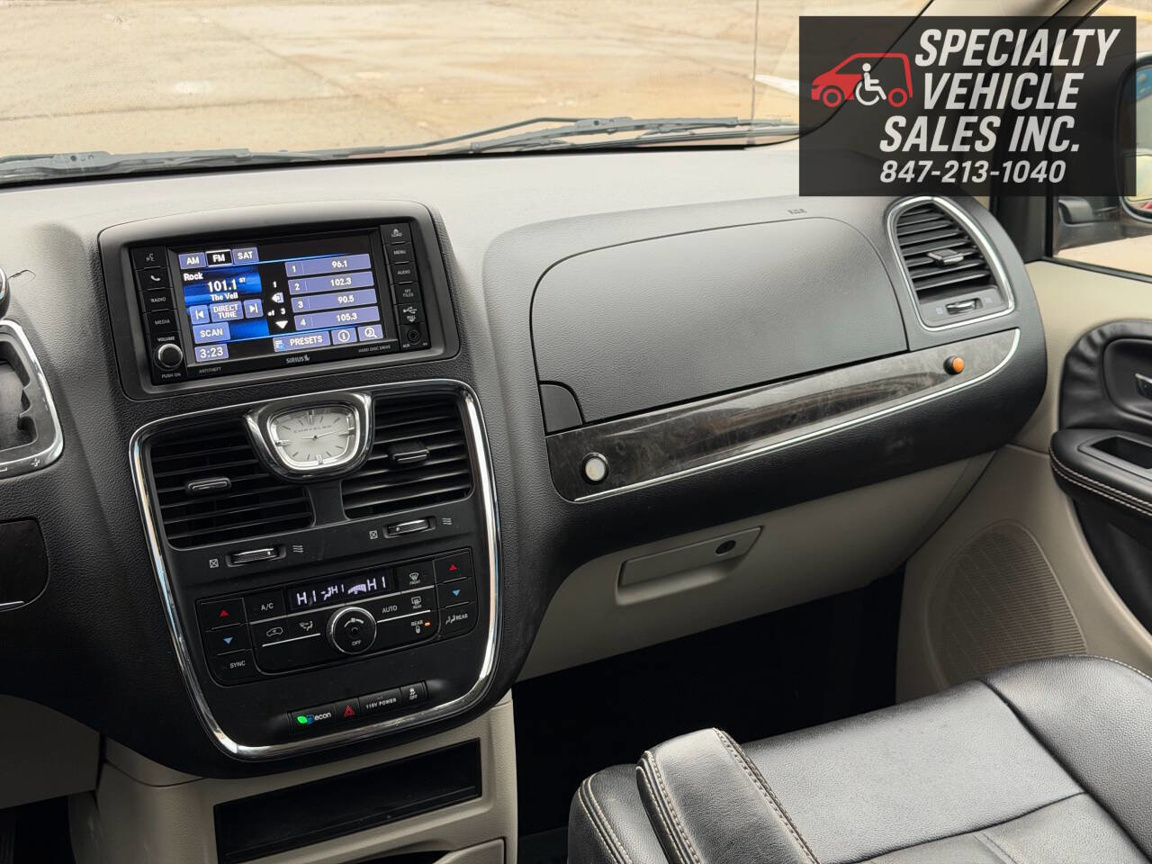 Used 2014 Chrysler Town & Country Touring image 38