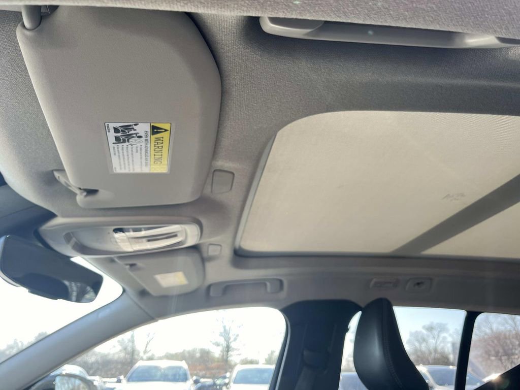 Used 2025 Volvo XC40 B5 Plus image 24