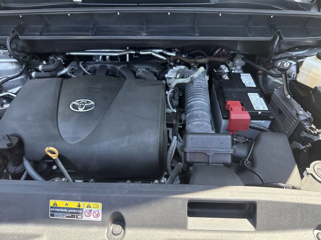 Used 2021 Toyota Highlander XLE AWD/4WD image 18