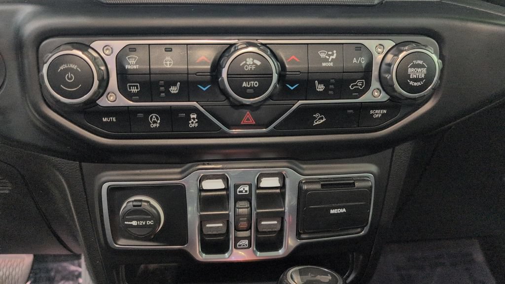 Used 2020 Jeep Wrangler Unlimited Sahara w/ Uconnect 4C Nav & Sound Group AWD/4WD image 17